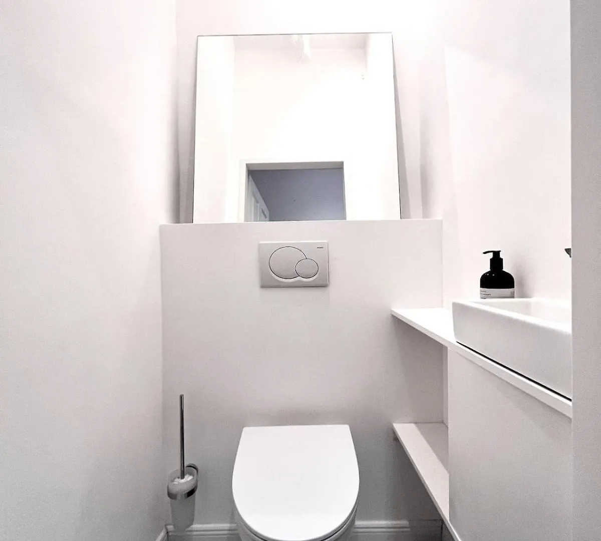 Central Apartment With Balcony Next Augarten Park Vienna