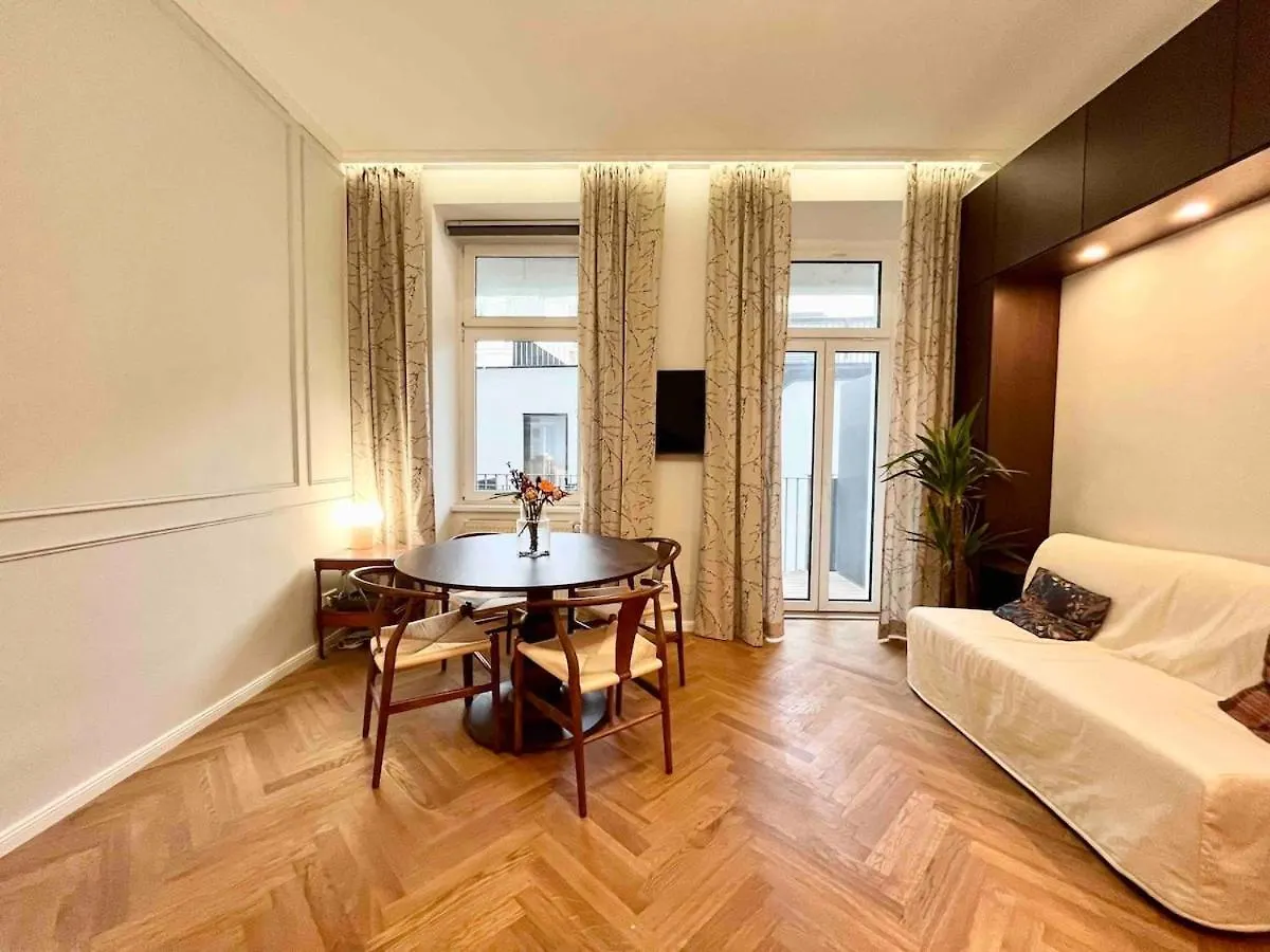 Central Apartment With Balcony Next Augarten Park Vienna